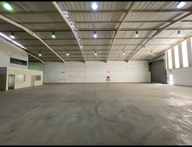1,318M² WAREHOUSE TO LET IN HALFWAY HOUSE
